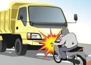 Motor Hajar Truk, Motor Ringsek Pengemudi Selamat