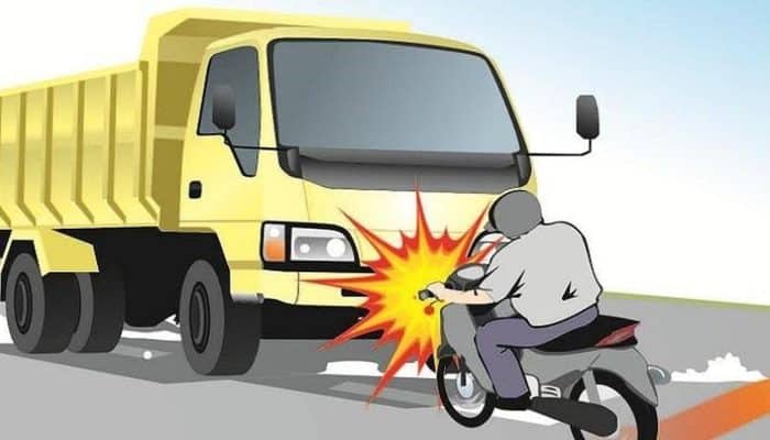 Motor Hajar Truk, Motor Ringsek Pengemudi Selamat