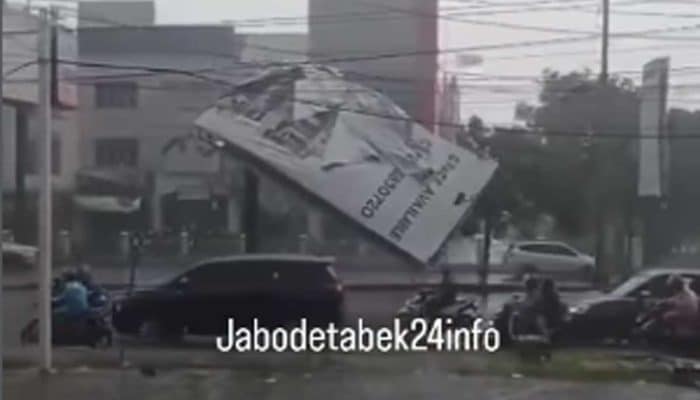 Papan Reklame Tumbang di Cibubur, Diterpa Angin Kencang