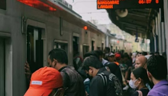 Penumpang Tarik Topi Petugas KAI di Stasiun Manggarai, Sempat Nekat Paksa Masuk Gerbong KRL Penuh