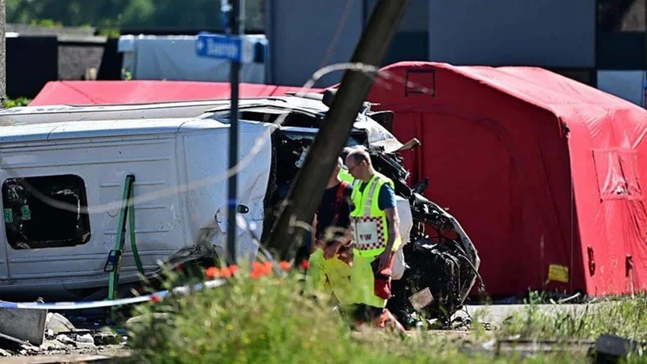 Bus Sekolah Ditabrak Kereta di Belgia,