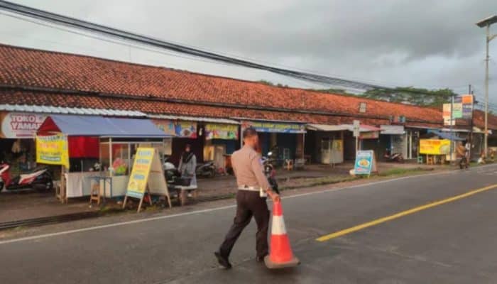 Libur Panjang Kenaikan Isa Al-Masih, Polisi Pasang Traffic Cone di Jalur Wisata Pangandaran