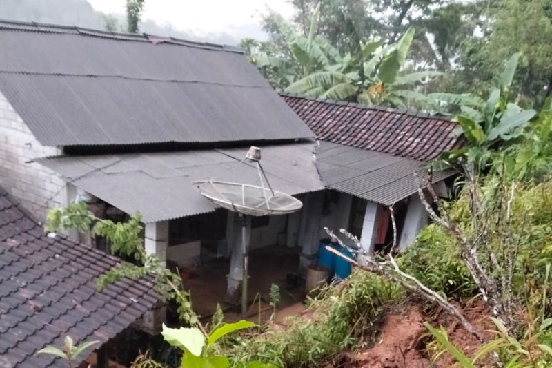 Hujan Deras Picu Longsor di Pacitan,