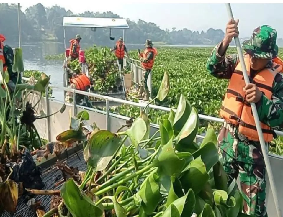 pembersihan eceng gondok untuk operasional PLTA Saguling