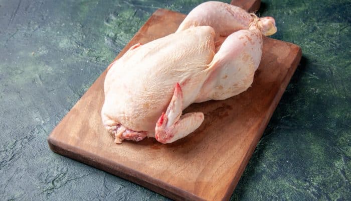 Jangan Sampai Salah! Ini Batas Aman Simpan Ayam Mentah di Kulkas