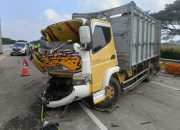 Hiace Tabrak Truk di Tol Madiun, Dua Orang Tewas dan Lima Penumpang Alami Luka