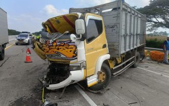 Hiace Tabrak Truk di Tol Madiun
