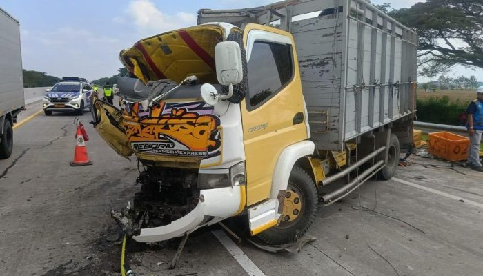Hiace Tabrak Truk di Tol Madiun, Dua Orang Tewas dan Lima Penumpang Alami Luka