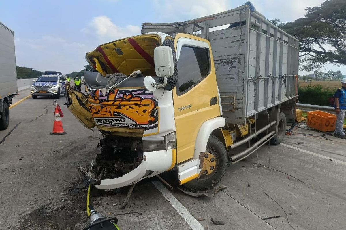 Hiace Tabrak Truk di Tol Madiun