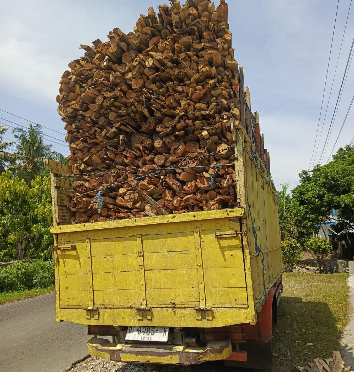 Kecelakaan Maut! Warga Semboro Jember Tewas Tertimpa Tiang Listrik Akibat Truk Overload