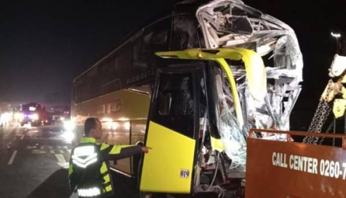 Mengerikan! Bus Tabrak Truk di Tol Cipali, Satu Orang Meregang Nyawa