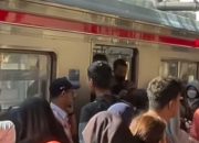 Gangguan Lokomotif di Pasar Senen Bikin Perjalanan KRL Cikarang Tersendat