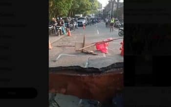 Jalan Raya Lenteng Agung ambles 4166791573