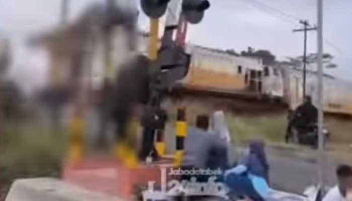 Pemotor Tertemper Kereta di Perlintasan   Jember