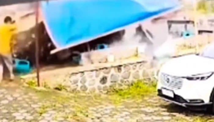 Tenda Angkringan Diserempet Mobil di Pinggir Jalan, Netizen Soroti Lokasi Penjual