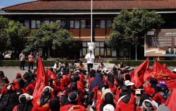 Bupati Garut temui buruh saat May Day 2026.