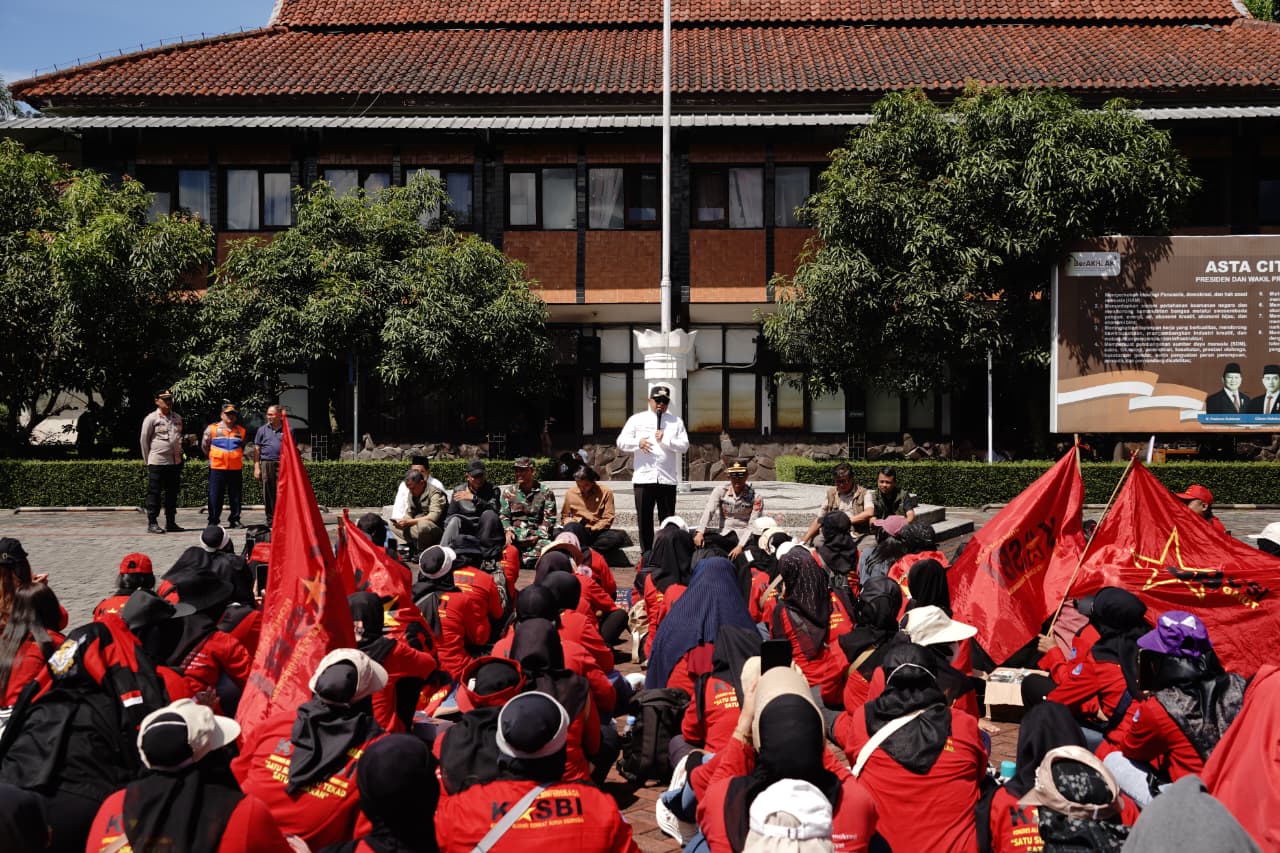 Bupati Garut temui buruh saat May Day 2026.