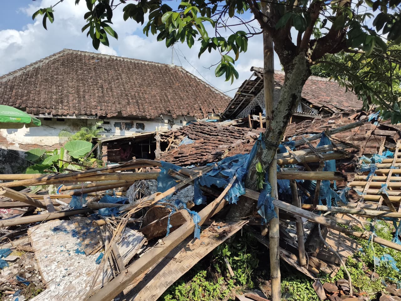 Hujan Lebat Disertai Angin Kencang Rusak Sejumlah Rumah di Jember,