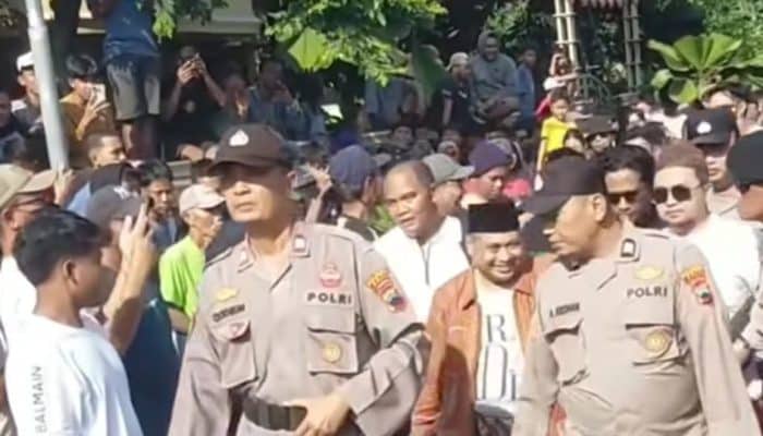 Kyai di Pati Cabuli 50 Santri, Massa Geruduk Ponpes Tuntut Pelaku Dihukum Berat!