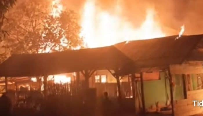 Diduga Isu Pencabulan Santri, Ponpes di Mesuji Lampung Dibakar Massa!