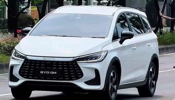 Irit dan Bertenaga: Mengintip Performa dan Estimasi Harga BYD M6 DM