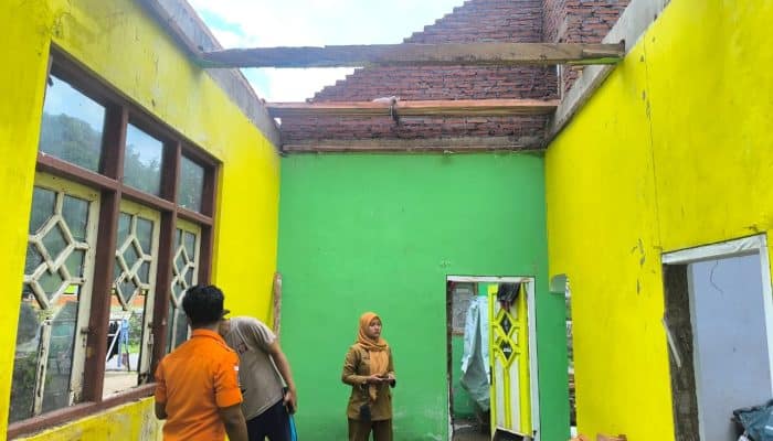 Rumah Warga di Arjasa Jember Roboh Diterjang Angin Kencang, BPBD Salurkan Bantuan Logistik