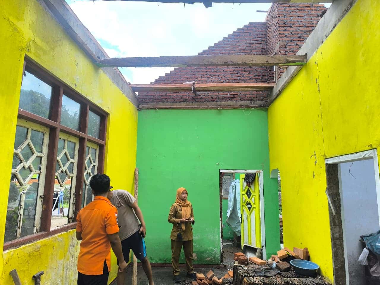 Rumah Warga di Arjasa Jember Roboh