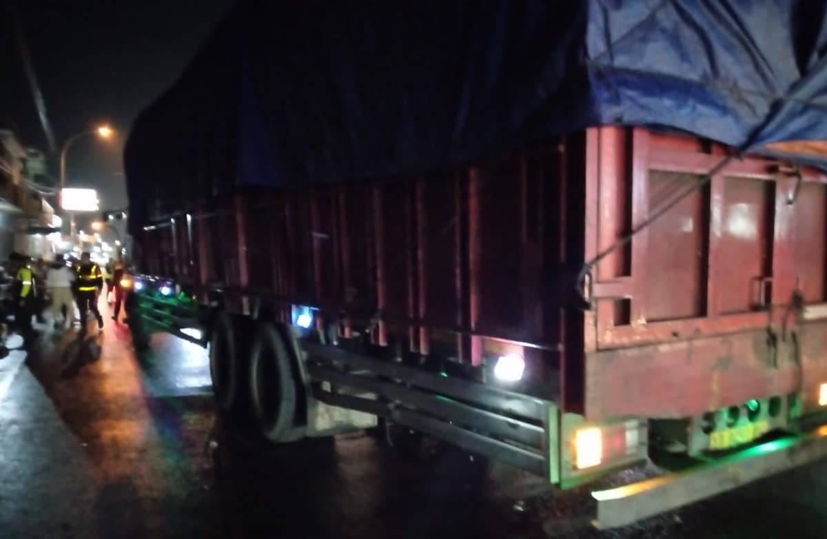 Kecelakaan Tragis di Jombang, Ibu Saksikan Suami dan Anak Tewas Usai Motor Tergelincir