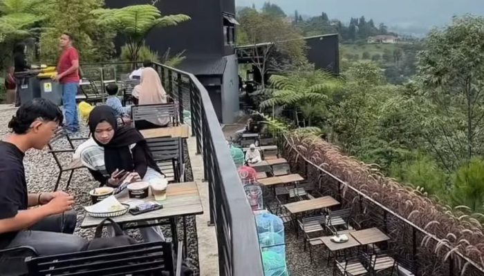 Sensasi Nongkrong di Kafe The Daun Puncak, Nikmati View 360 Derajat Gunung Gede dan Pangrango