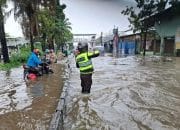 Jakarta Dikepung Air, 12 RT Terendam Usai Hujan Lebat dan Kali Meluap