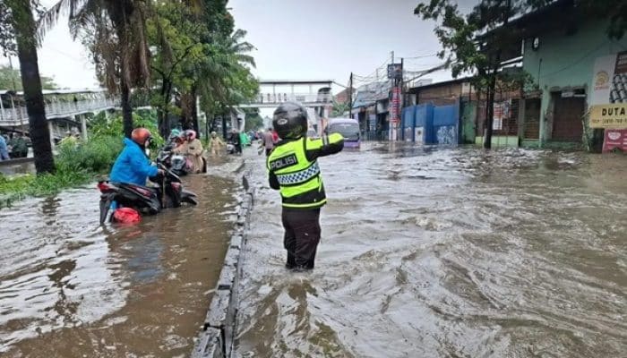 Jakarta Dikepung Air, 12 RT Terendam Usai Hujan Lebat dan Kali Meluap