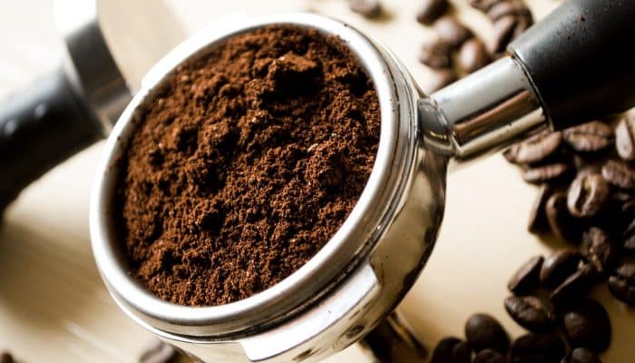 Jangan Dibuang! 7 Manfaat Luar Biasa Ampas Kopi, Harta Karun Tersembunyi di Rumah Anda