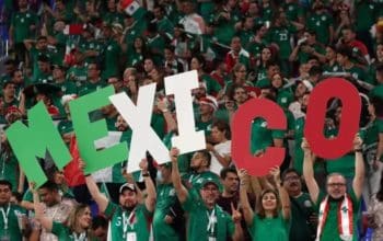 Fans Mexico saat mendukung tim kesayangannya.