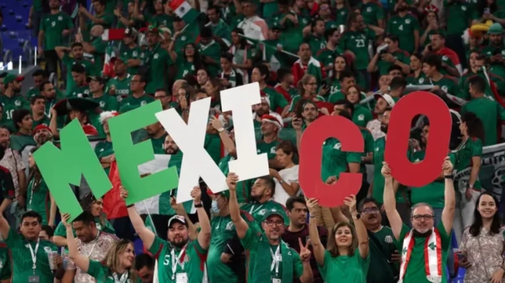 Fans Mexico saat mendukung tim kesayangannya.