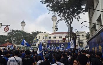 lautan Bobotoh penuhi Jalan Asia Afrika Bandung