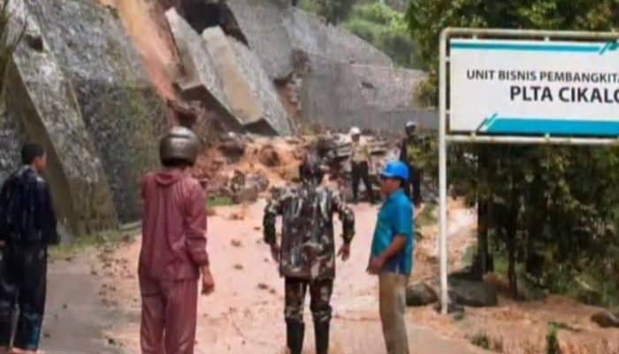 Hujan Deras Picu Longsor di Jalan PLTA Cikalong Pangalengan! Akses Jalan Vital Lumpuh Total