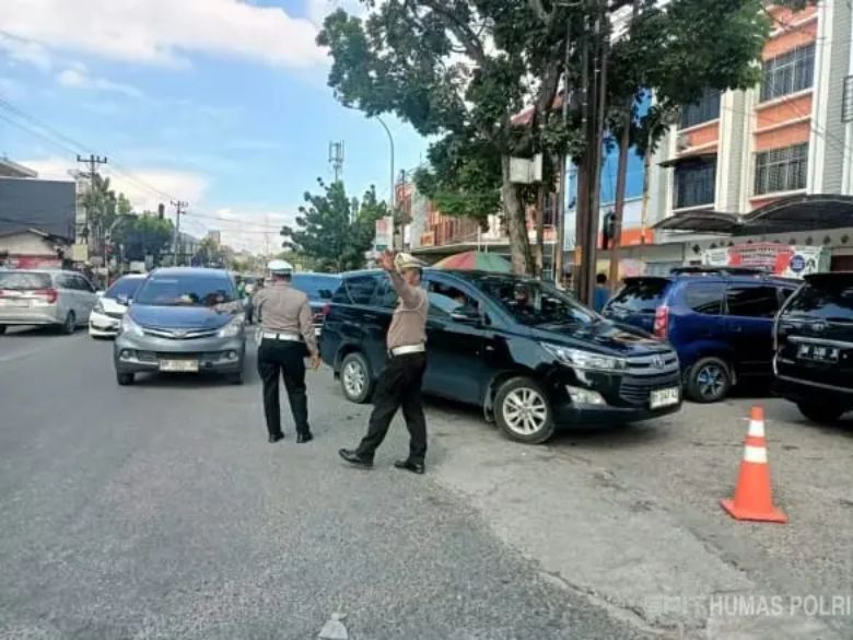 Antrean BBM di Pekanbaru memicu kepadatan.