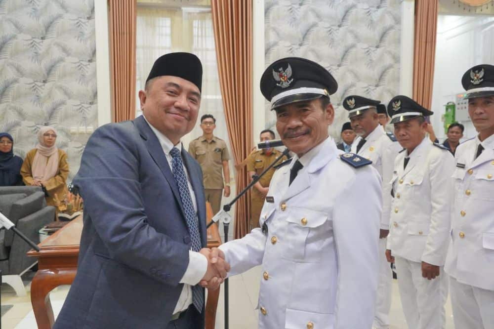 Pelantikan kepala desa PAW di Garut