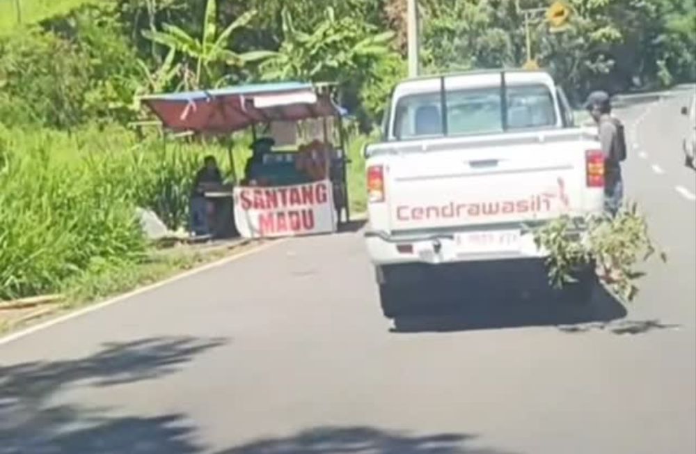 Mobil Mahindra Scorpio mogok di Salatiga