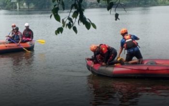 Pria Tenggelam di Situ Cikaret Bogor Ditemukan Tim SAR di Kedalaman 4,5 Meter 3 pencarian korban tenggelam di Situ Cikaret