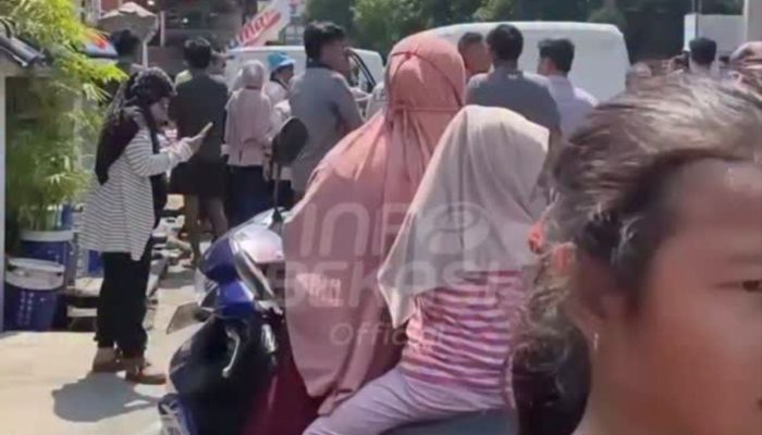 Mobil Pengantar MBG Tabrak Lapak Pedagang di Bekasi, Korban Bergelimpangan di Jalan