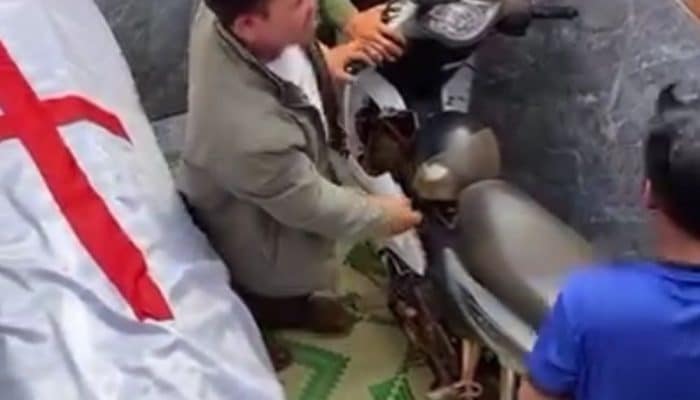 Viral Video Sepeda Motor Ikut Dimasukkan ke Liang Lahat Sesuai Permintaan Terakhir Almarhum