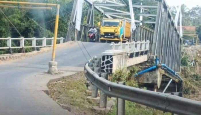 Baru 1 Tahun Diperbaiki Dedi Mulyadi, Jembatan Cicangor Karawang Ambruk Total