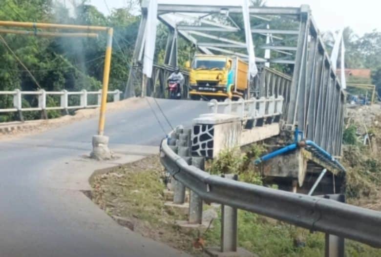 Jembatan Cicangor ambruk