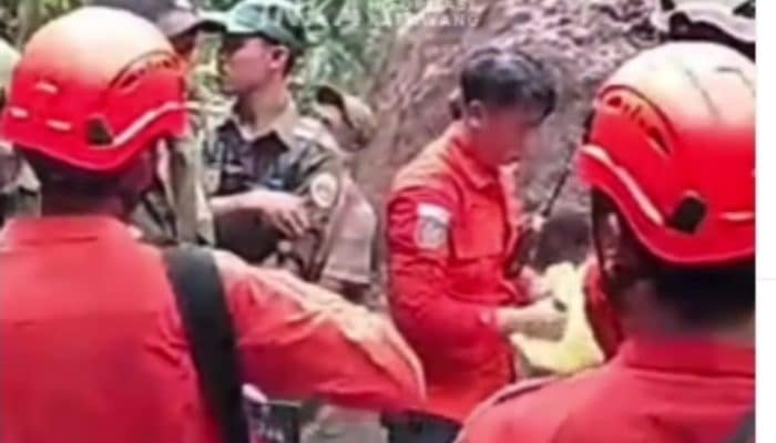 Dua Wisatawan Karawang Tertimbun Longsor di Curug Cileat, BPBD Turunkan 7 Personel Bantu Pencarian