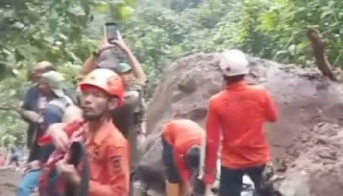 Dua Wisatawan Karawang yang Tertimbun Longsor di Curug Cileat Akhirnya Ditemukan