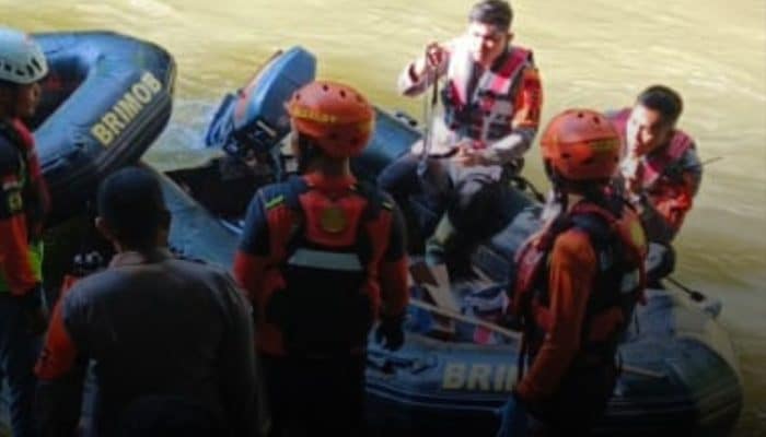 Basarnas Susuri Derasnya Ciliwung Cari Bocah 14 Tahun yang Terseret Arus di Depok