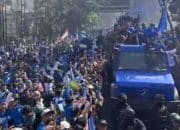 Lautan Biru Penuhi Asia Afrika, Sambut dan Meriahkan Pawai Trofi Juara Persib