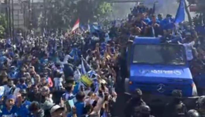 Lautan Biru Penuhi Asia Afrika, Sambut dan Meriahkan Pawai Trofi Juara Persib