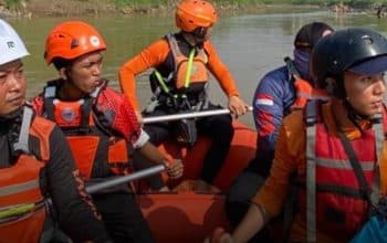 Pemuda terseret arus Kali Bekasi